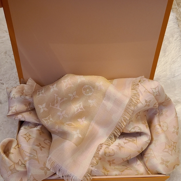 Louis Vuitton Monogram Leogram Shine Shawl - Picture 2 of 4